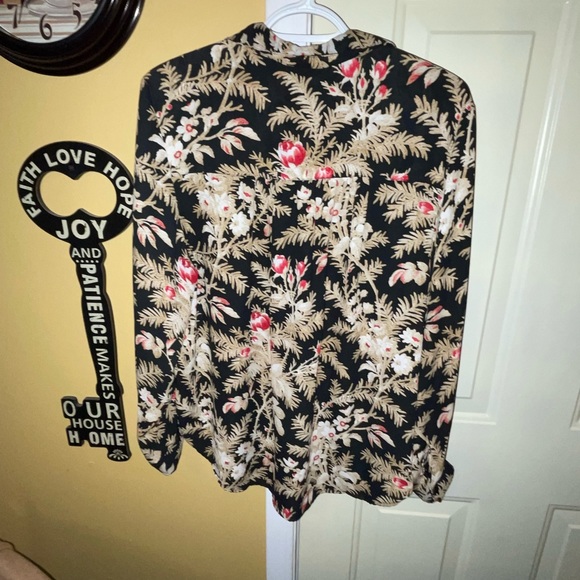 H&M Gorgeous Floral print Button Down Blouse! - Picture 5 of 11